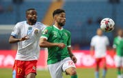 Charles Carolus (rechts), Spieler von Madagaskar, im Duell mit Cedric Bakambu (DR Kongo). (Bild: EPA, Muzi N'Tombela, Alexandra, 7. Juli 2019)