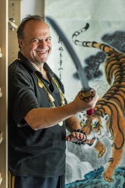 Jürg Ziegler beherrscht auch den Umgang mit dem Schwert. (Bild: Michel Canonica)