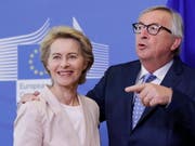 Auf Werbetour am Mittwoch im EU-Parlament in Brüssel: Um die Nachfolger von Jean-Claude Juncker (rechts) als EU-Kommissionschef antreten zu können, muss die deutsche Verteidigungsministerin Ursula von der Leyen (links) noch das EU-Parlament von sich überzeugen. (Bild: KEYSTONE/EPA/OLIVIER HOSLET)