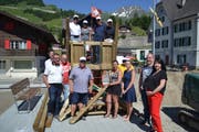Stolz präsentieren die Frondienstler die Früchte ihrer Arbeit für die «Paradies»-Besucher und -Betreiber. (Bild: Adi Zurfluh, Andermatt, 5. Juli 2019)