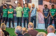 Lukas Görtler, links von Trainer Peter Zeidler, präsentiert beim Kick-off-Event des FC St.Gallen das neue Trikot. (Bild: Hanspeter Schiess)