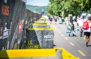 Unzählige Abfallkübel säumen die Strasse zum Campingplatz. (Bild: Andrea Stalder)