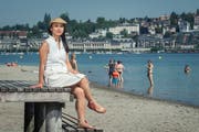 Viona Lee stammt aus Hongkong und lebt seit sechs Jahren in Luzern – hier hält sie sich in der Ufschötti auf. Der Strand erinnert sie an ihre Heimat. (Bild: Boris Bürgisser, Luzern 27. Juni 2019)