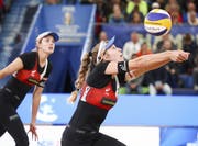 Fokus auf den Ball: Nina Betschart (links) und Tanja Hüberli. (Bild: David Hecker/EPA (Hamburg, 6. Juli 2019))