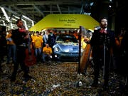 Eine Mariachi-Band spielt am Mittwoch den mexikanischen Klassiker «Cielito Lindo», nachdem der letzte VW-Beetle in der Farbe «stonewash blue» vom Band gerollt ist. (Bild: KEYSTONE/AP/FERNANDO LLANO)