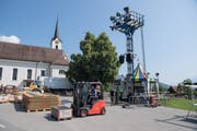 Die Aufbauarbeiten vor der Grossteiler Kirche. (Bilder: Boris Bürgisser, Giswil, 10. Juli 2019)