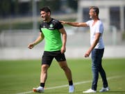 Hat das Vertrauen der St. Galler Chefs: Slimen Kchouk (li.), der einen Spieler von Bochum rassistisch beleidigt haben soll, und Sportchef Alain Sutter (Bild: KEYSTONE/GIAN EHRENZELLER)