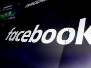 Das Online-Netzwerk Facebook stellt für seine Nutzer weitere Informationen bereit. Künftig erklären neue Funktionen, warum die Nutzer bestimmte Werbung zu sehen bekommen. (Bild: KEYSTONE/AP/RICHARD DREW)