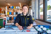 «Büroarbeit ist nichts für mich»: Claudia Niedermann bei ihrer Arbeit. (Bild: Urs Bucher)
