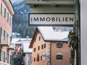 Wer sucht, der findet vielleicht. Wer findet, der binde sich möglichst lange. Langfristige Hypothekarkredite sind so billig wie noch nie. (Bild: KEYSTONE/CHRISTIAN BEUTLER)