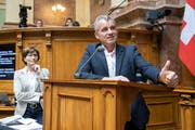 Beat Jans, SP-BS, hadert mit dem Schweizerkreuz. (KEYSTONE/Peter Klaunzer)