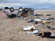 Gleich zwei Wirbelstürme fegten über die Halbinsel Chalkidiki hinweg. Mindestens sieben Menschen sind dabei ums Leben gekommen. Der Camper eines tschechischen Ehepaares wurde über den Strand geschleudert und zertrümmert. (Bild: KEYSTONE/EPA ANA-MPA/VERVERIDIS VASSILIS)