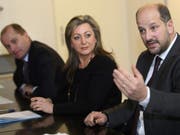 Über die Unregelmässigkeiten bei der Fondation Beaulieu orientierten im Dezember 2017 die Waadtländer Staatsrätin Nuria Gorrite (Mitte), Staatsrat Philippe Leuba (links) und der Stadtpräsident von Lausanne Gregoire Junod (rechts). (Bild: Keystone/LAURENT GILLIERON)