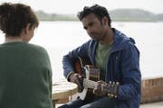 Jack Malik (Himesh Patel) singt sich mit «Yesterday» ins Herz von Ellie (Lily James) und gerät in einen Copyright-Gewissenskonflikt. (Bild: Universal)