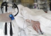 Die Ärzte der französischen Klinik bewerteten weitere lebenserhaltende Massnahmen als "unverhältnismässig". (Bild: Keystone / Symbolbild)