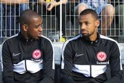 Von YB zu Frankfurt: Dijbril Sow (rechts) mit seinem Schweizer Teamkollegen Gelson Fernandes. (Bild: Keystone)