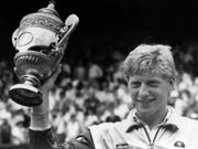 Der junge Boris Becker auf dem Höhepunkt seiner Karriere. Zahlreiche Trophäen und Erinnerungsstücke an das deutsche Tennis-Idol wurden im Rahmen eines Insolvenzverfahrens am Donnerstag versteigert. (Bild: Robert Dear/AP Keystone) (Bild: KEYSTONE/AP/ROBERT DEAR)