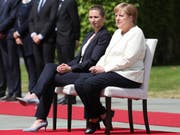 Hören sich die Landeshymnen im Sitzen an. Die deutsche Bundeskanzlerin Angela Merkel und die dänische Premierministerin Mette Frederiksen in Berlin. (Bild: KEYSTONE/AP/MARKUS SCHREIBER)