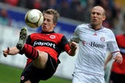 Captain in Frankfurt: Christoph Spycher (links) im Zweikmapf gegen Bayerns Superstar Arjen Robben. (Bild: Keystone)