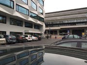 Hier darf nachts nicht parkiert werden: Der Post-Parkplatz vor dem Uni-Gebäude. (Bild: hor, Luzern, 11. Juli 2019)