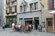 Der Glacestand im «Storchen» ist schon kurz nach seiner Eröffnung belebt. (Bild: Ernst Zimmerli, Luzern, 11. Juli 2019)