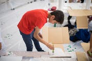 Bereits vor einem Jahr fand ein Sommer-Camp für Kinder und Jugendliche statt. Unter anderem bastelten sie Modelle. (Bild: Benjamin Manser)