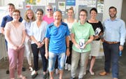 Verantwortliche, Sponsoren und Gewinner freuen sich am Erfolg des Walkingmonats Mai; von links: Beat Arnold, Sara Fedier, Evelyne Russi, Alice Eller, Astrid Schulz, Max Walker, Vivien Czekalla, Gaby Arnold, Sandra Püntener und René Schaufelbühl. (Bild: Josef Mulle, Schattdorf, 10. Juli 2019)
