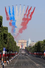 Jedes Jahr am "Quatorze Juillet" marschieren die Soldaten über die Champs Elysée in Paris. (Bild: Gonzalo Fuentes/Reuters)