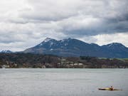Die Kantonspolizei Nidwalden rettete auf den Vierwaldstättersee einen Kajakfahrer, dessen Kajak mit Wasser vollgelaufen war. (Bild: KEYSTONE/ANTHONY ANEX)