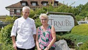 Perfekte Gastgeber: Kari und Astrid Schuler vor ihrem Restaurant Traube. (Bild: Donato Caspari)