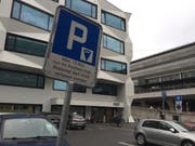 Der umstrittene Parkplatz vor der Post beim Unigebäude. (Bild: hor, Luzern, 11. Juli 2019)