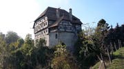 Süd- und Westseite sind saniert, vorne die gotische Schlosskapelle. Die weiteren Arbeiten werden noch mehrere Jahre dauern. (Bild: Ernst Inauen)