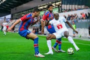 Luzerns Stürmer Blessing Eleke (weisses Dress) gegen Joel Ward und Jairo Riedewald von Crystal Palace. (Bild: Martin Meienberger/Freshfocus, Biel, 9. Juli 2019)