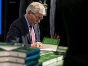 Soll bei den deutschen Sozialdemokraten rausfliegen: Thilo Sarrazin beim Signieren seines Buchs «Feindliche Übernahme». (Bild: KEYSTONE/PATRICK HUERLIMANN)