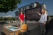 Heiner und Yvonne Geisseler vor dem ehemaligen Schulhaus Littauer Berg. Einiges wie beispielsweise alte Schulbänke erinnern auch heute noch an die frühere Nutzung des Gebäudes. (Bilder: Dominik Wunderli, Littau 26. Mai 2019)