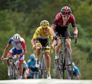 Kraftakt: Der Brite Geraint Thomas (vorne) kurz vor der Ziellinie. Bild: Yoan Valat/EPA (La Planche des Belles Filles, 11. Juli 2019)