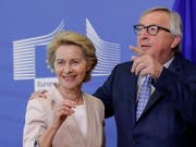 Am kommenden Dienstag wird das EU-Parlament entscheiden, ob die deutsche Verteidigungsministerin Ursula von der Leyen (links) Jean-Claude Juncker (rechts) als EU-Kommissionspräsident nachfolgen soll. (Bild: KEYSTONE/EPA/OLIVIER HOSLET)