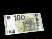 Falschgeld im Umlauf: In Montreux VD bezahlte ein Mann mit einer gefälschten 100-Euro-Note. Der Belgier wurde verhaftet. (Bild: Keystone/EPA/TOMS KALNINS)