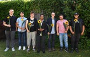Die Jugendlichen freuen sich über ihren erfolgreichen Lehrabschluss. (Bild: Yvonne Aldrovandi-Schläpfer)