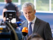 Frankreich will sich bei der geplanten Digitalsteuer nicht von US-Präsident Trump unter Druck setzen lassen. Finanzminister Bruno Le Maire plant für Konzerne mit einem Mindestumsatz von 750 Millionen Euro eine dreiprozentige Abgabe auf den in Frankreich erwirtschafteten Umsatz. (Bild: KEYSTONE/EPA/JULIEN WARNAND)