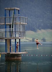 Nicht alle Besucher des Freibads halten sich wie diese zwei Buben an das Verbot, von der Fünfmeterplattform ins Wasser zu springen. Bild: Stefan Kaiser (Oberägeri, 9. Juli 2019)
