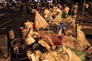 Am Züri Fäscht türmt sich der Abfall. Ganze 290 Tonnen wurden während und nach dem Anlass eingesammelt. (Bild: Alessandro Della Bella/Keystone )