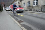 Weil der Platz eng ist, wird in auf der Seestrasse in Hergiswil definitiv eine Kernfahrbahn eingerichtet. Der Velostreifen ist nur dann einer, wenn Velos verkehren. (Bild: Markus von Rotz, 28. November 2018)