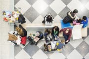 Einkaufstouristen kaufen im deutschen Einkaufszentrum Lago ein. (KEYSTONE/Ennio Leanza)..