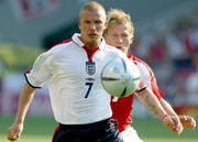Internationaler Durchbruch: An der EM 2004 meldete Christoph Spycher den englischen Posterboy David Beckham fast komplett ab. (Bild: Keystone)
