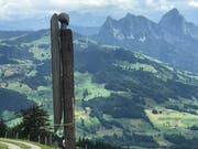 Der Künstler Andreas Hofer musste den Engelsflügel fixieren. (Bild: Charly Keiser)
