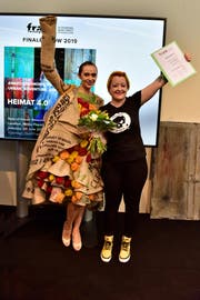 Silvia Rutz mit ihrem Design aus Kaffeesäcken der Kaffeerösterei Konstanz, getragen von Model Beba Hummel. (Bild: PD)