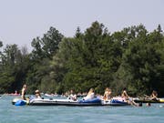 Das Schlauchbootfahren - hier auf der Aare zwischen Thun und Bern - wird immer beliebter. Nur trägt kaum jemand eine Rettungsweste. (Bild: Keystone/Anthony Anex)