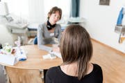 Ein Gespräch hilft, sich für oder gegen eine Abtreibung zu entscheiden. (Bild: Christian Beutler/Keystone)