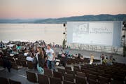 Blick ins Open-Air-Kino Arbon direkt am abendlichen Bodensee. (Bild: Ralph Ribi - 11. Juli 2015)